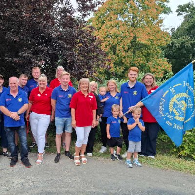 Unser Foto zeigt das lebhafte Team der Tagespflege mit Mitgliedern des Junggesellenvereins „Eintracht“ Lülsdorf. (c) Caritas