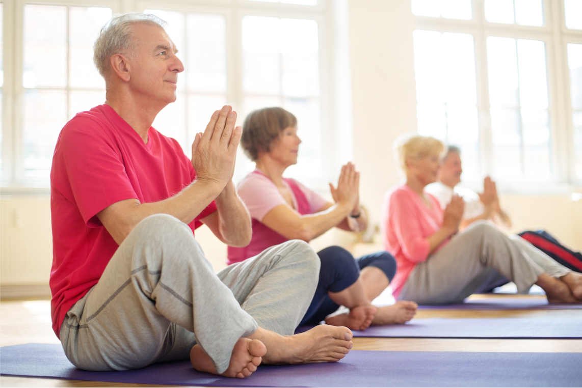 Sanfter Yogakurs (c) istock